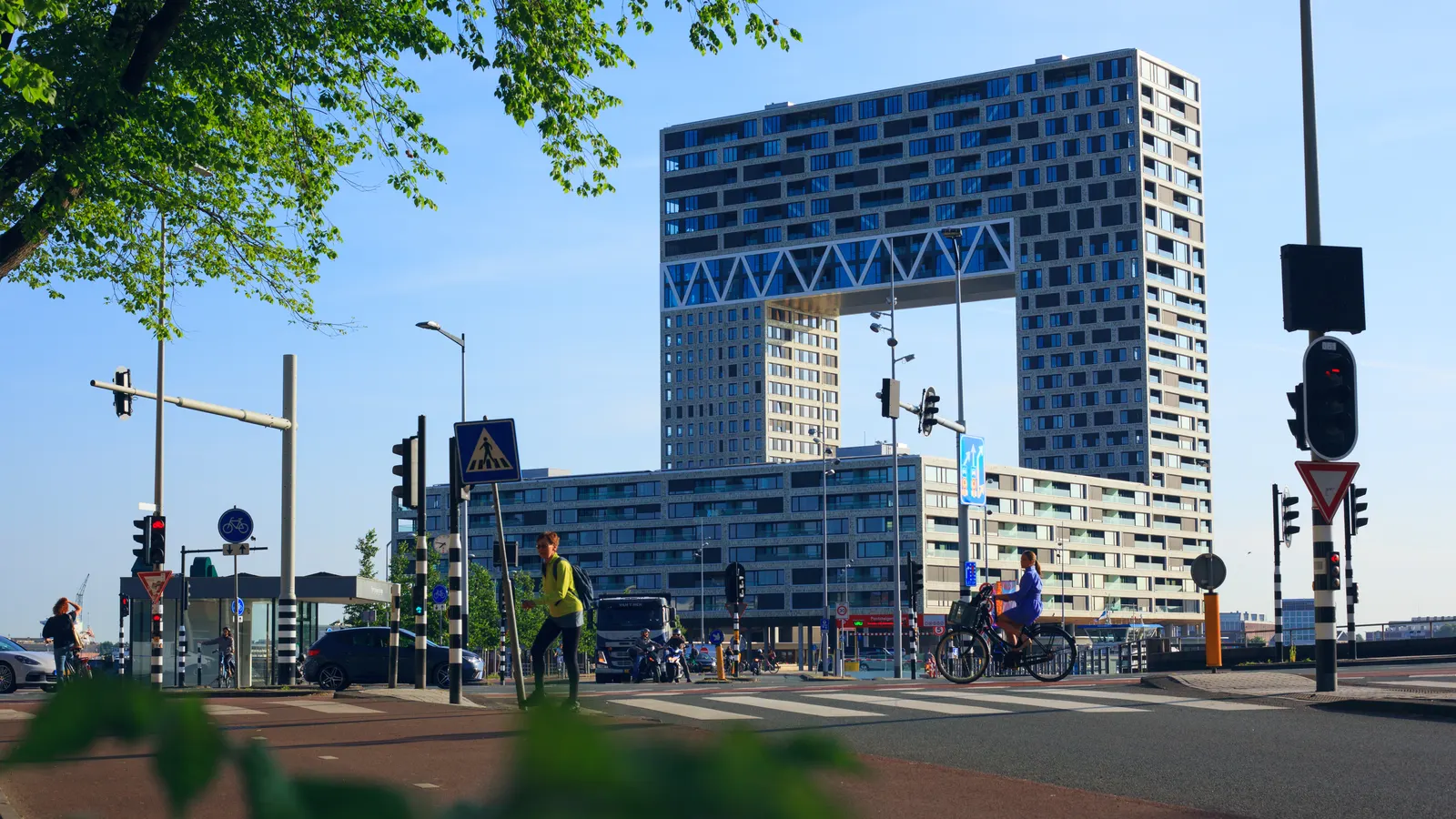 Moderne stedelijke infrastructuur waarin mensen, verkeer en systemen samenkomen