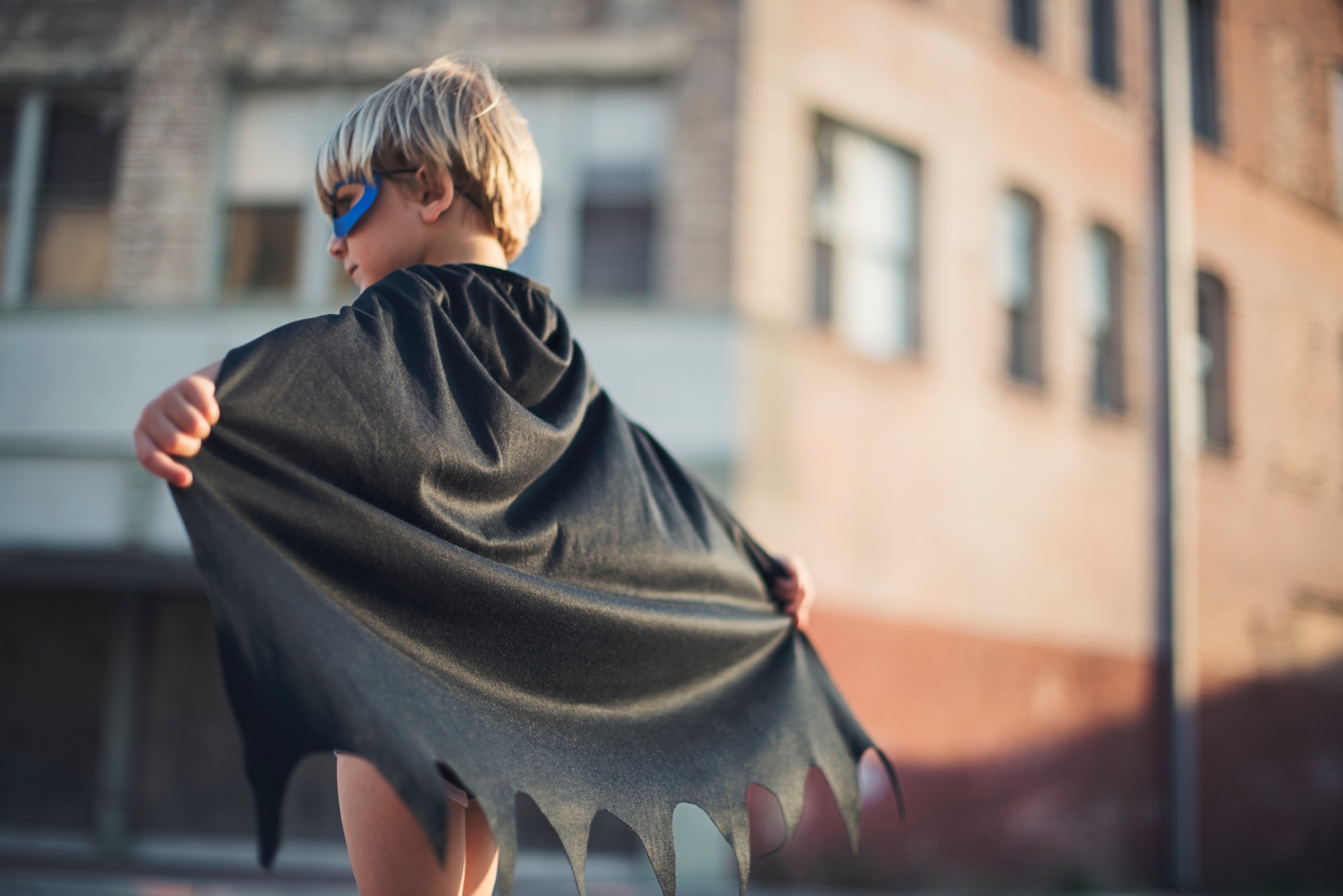 Een kind gekleed als Batman
