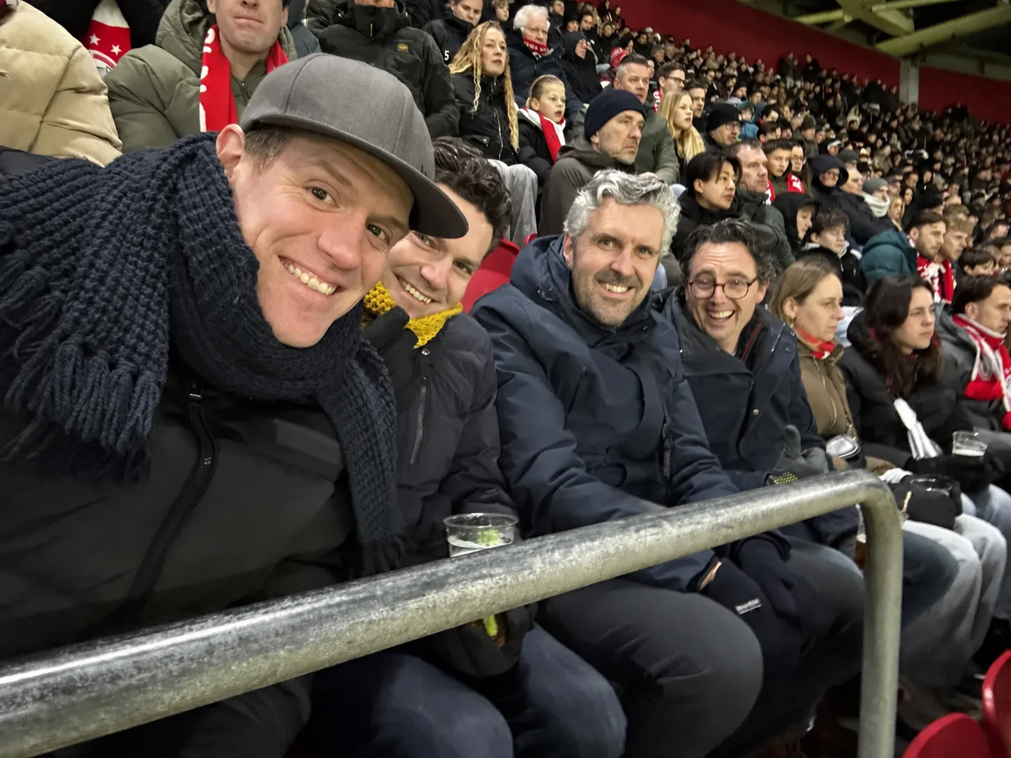 Vier mannen op de tribune tijdens Ajax tegen Fortuna Sittard