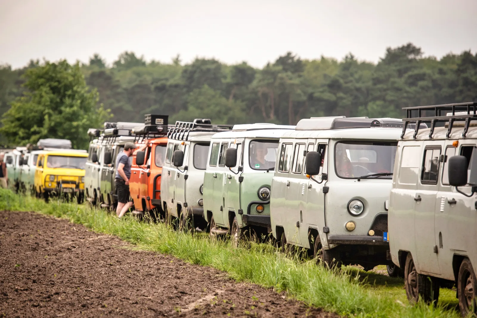 Een rij UAZ Bukhanka voertuigen tijdens een bijeenkomst